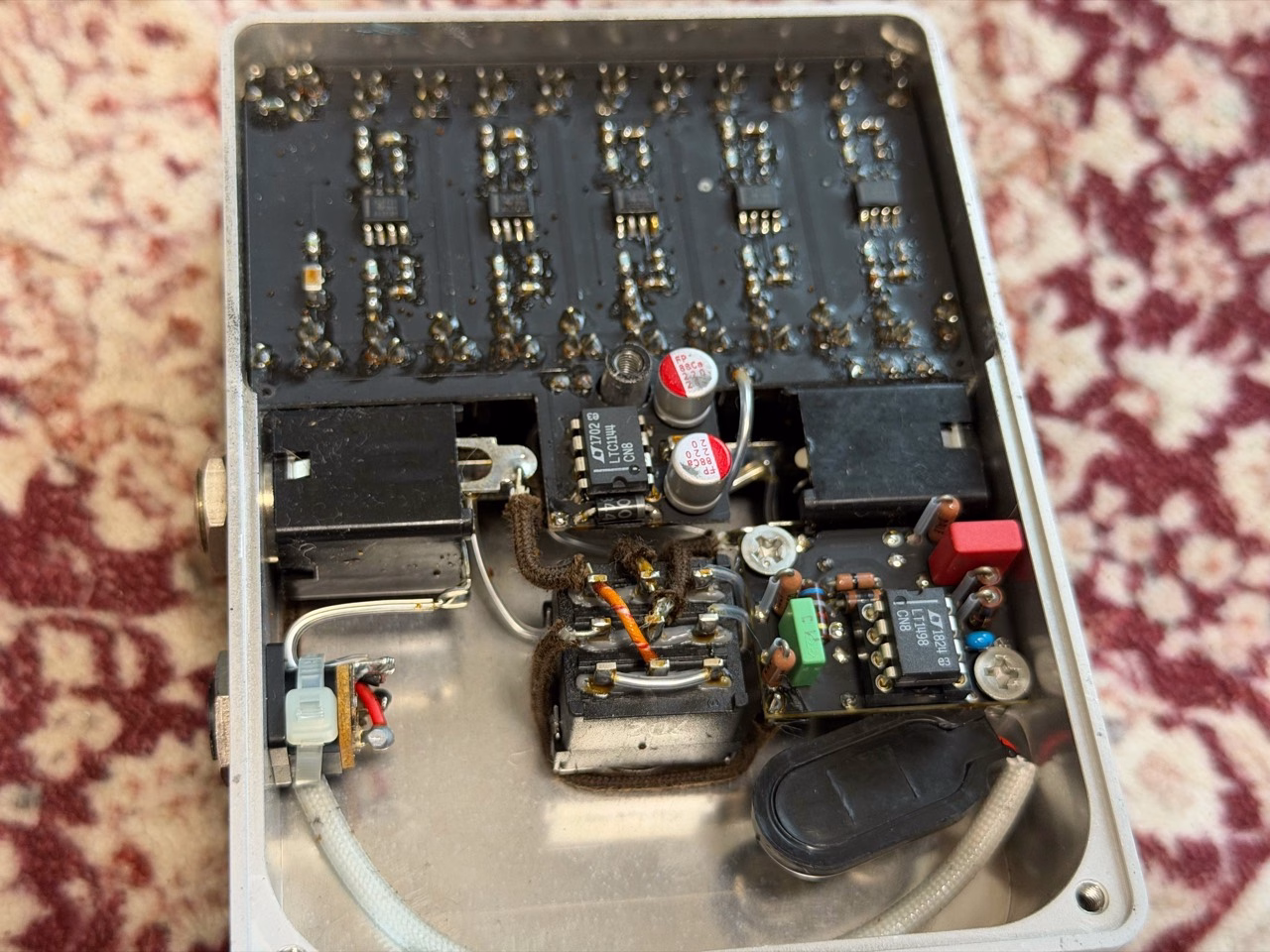 Leqtique 10Band EQの内部。黒い基板と中央のLTC1144、右下のLT1498が見える