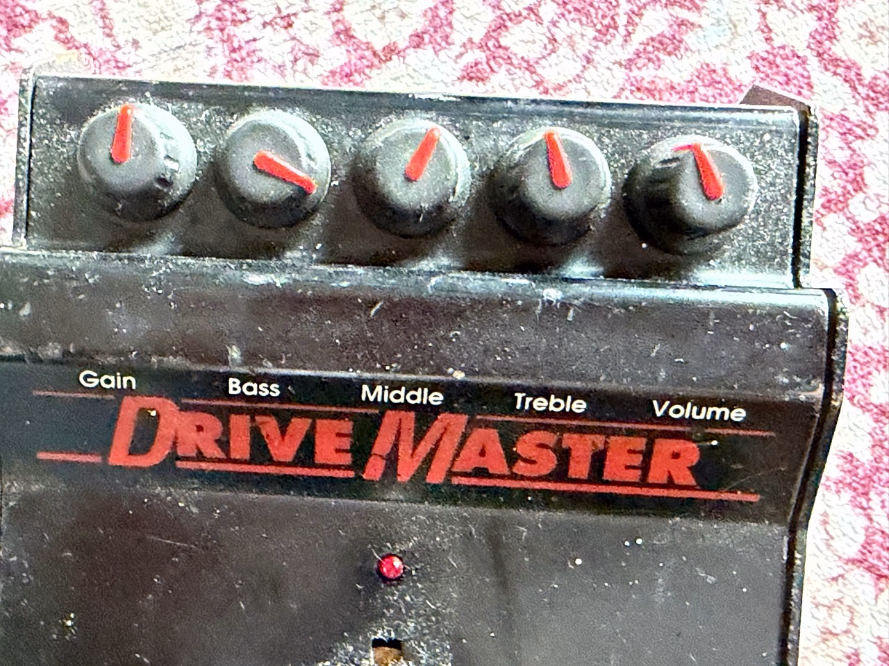 Drive MasterのGain、Bass、Middle、Treble、Volumeの5つのコントロール