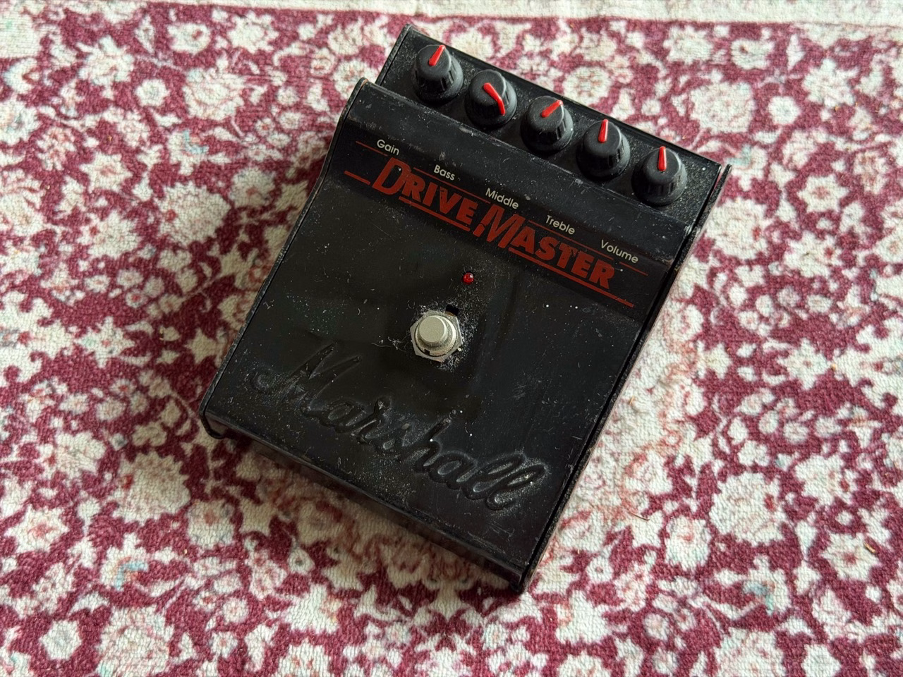 修理で預かった英国製Marshall Drive Masterのヴィンテージ個体。黒い筐体と赤い文字の外観