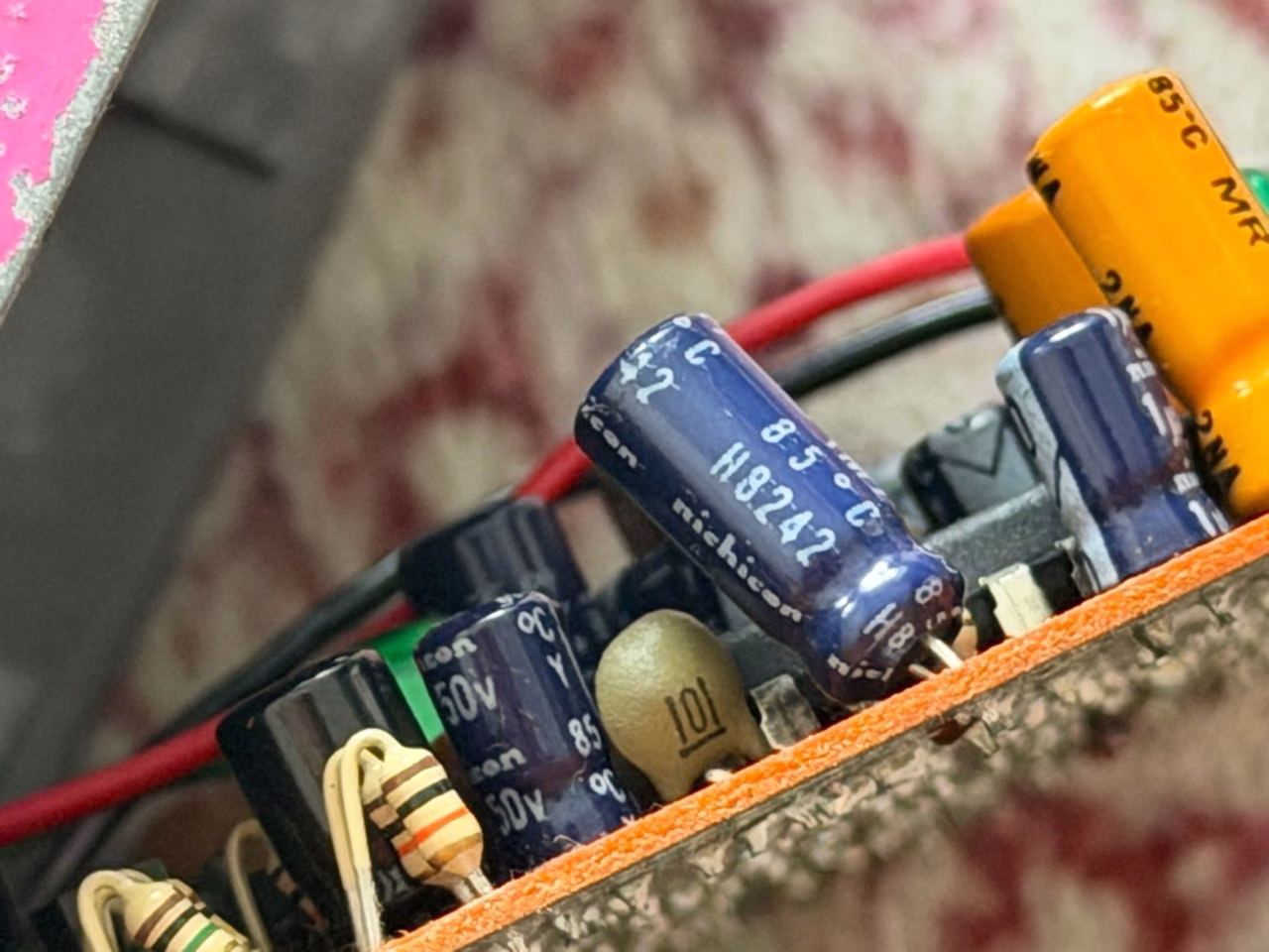 Maxon AD-9内部の電解コンデンサーにある8342の印字