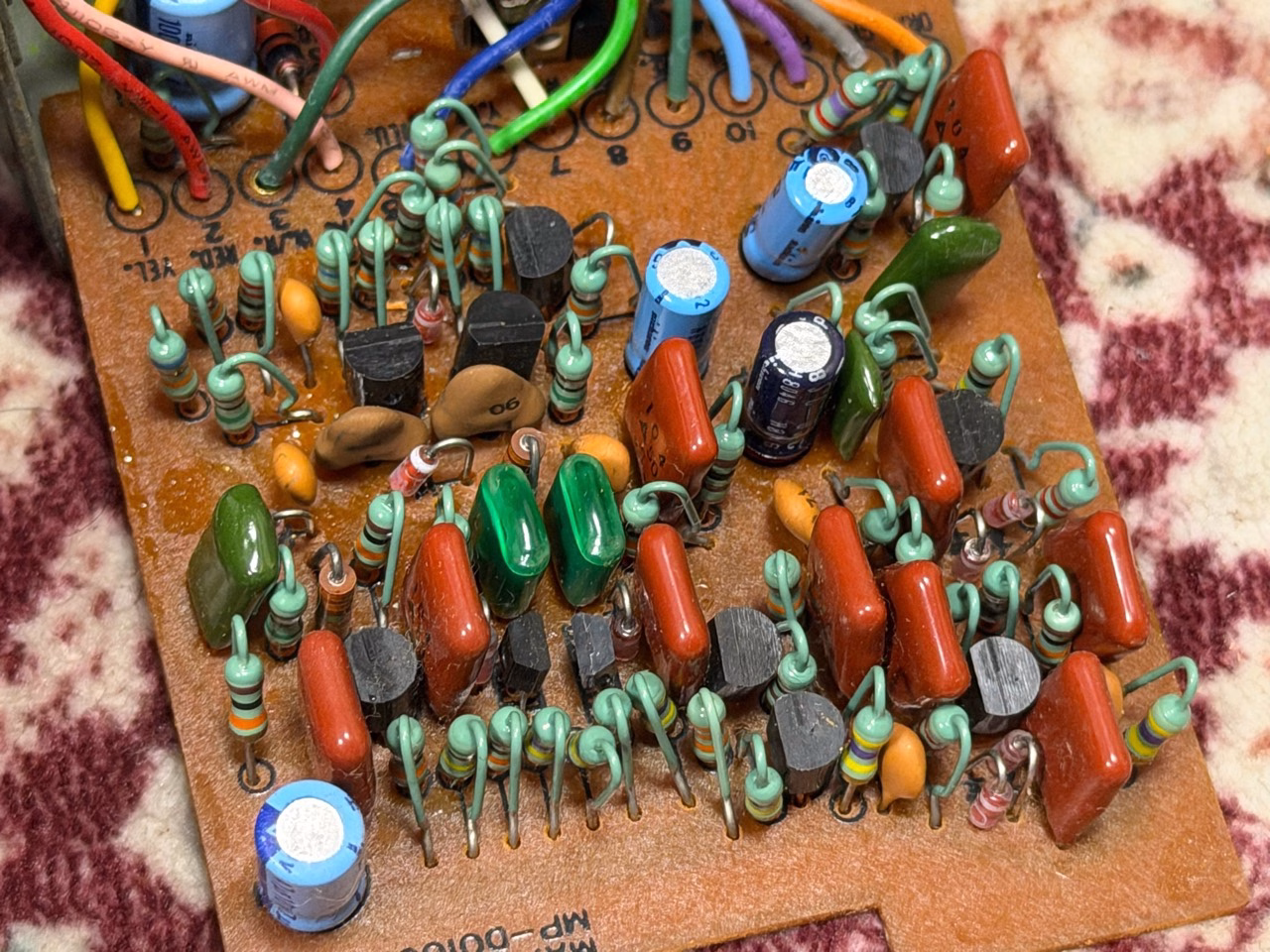 所有するMaxon D&S OD-801の基板に並ぶトランジスタやコンデンサ