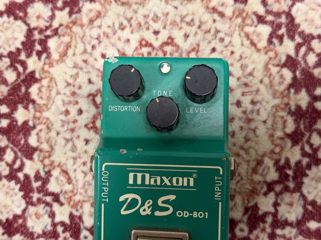 Maxon D&S OD-801のDISTORTION、TONE、LEVELの3つのノブ