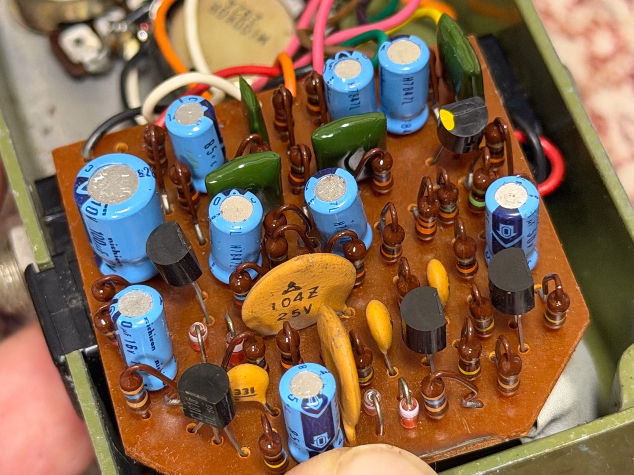 ヴィンテージMaxon D&S内部の基板とトランジスタ、青い電解コンデンサ