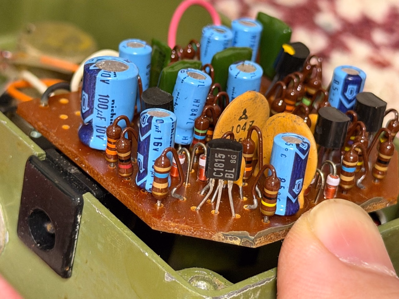 Maxon D&Sの基板上に見えるC1815 BLの刻印と周囲の部品