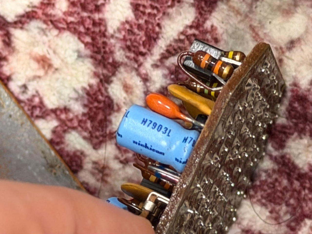 Maxon PT-909内部のnichicon製電解コンデンサーにあるH7903Lの刻印