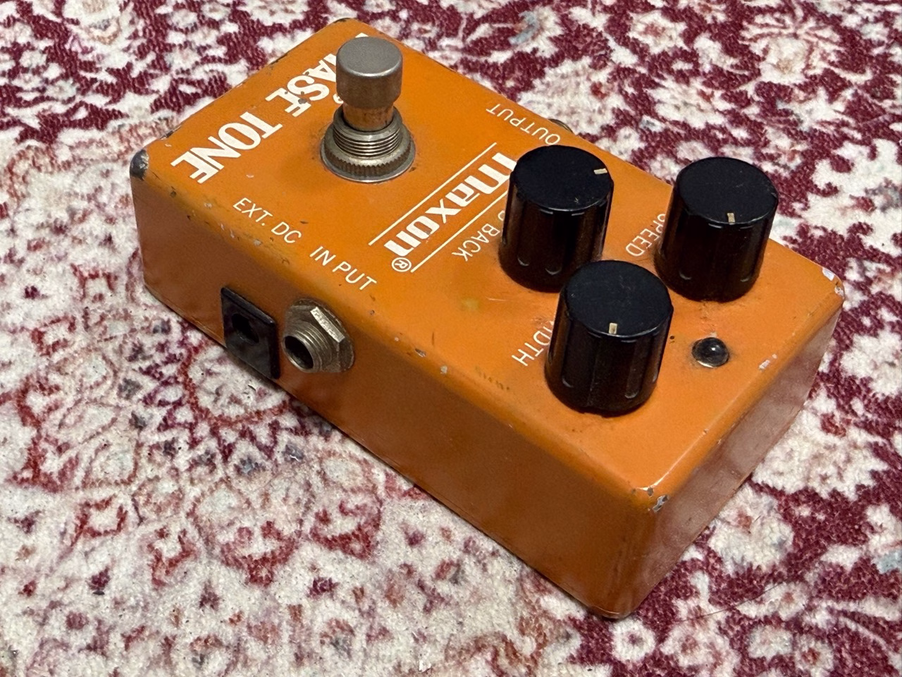 Maxon PT-909の三つのノブと側面のINPUT、EXT. DC端子