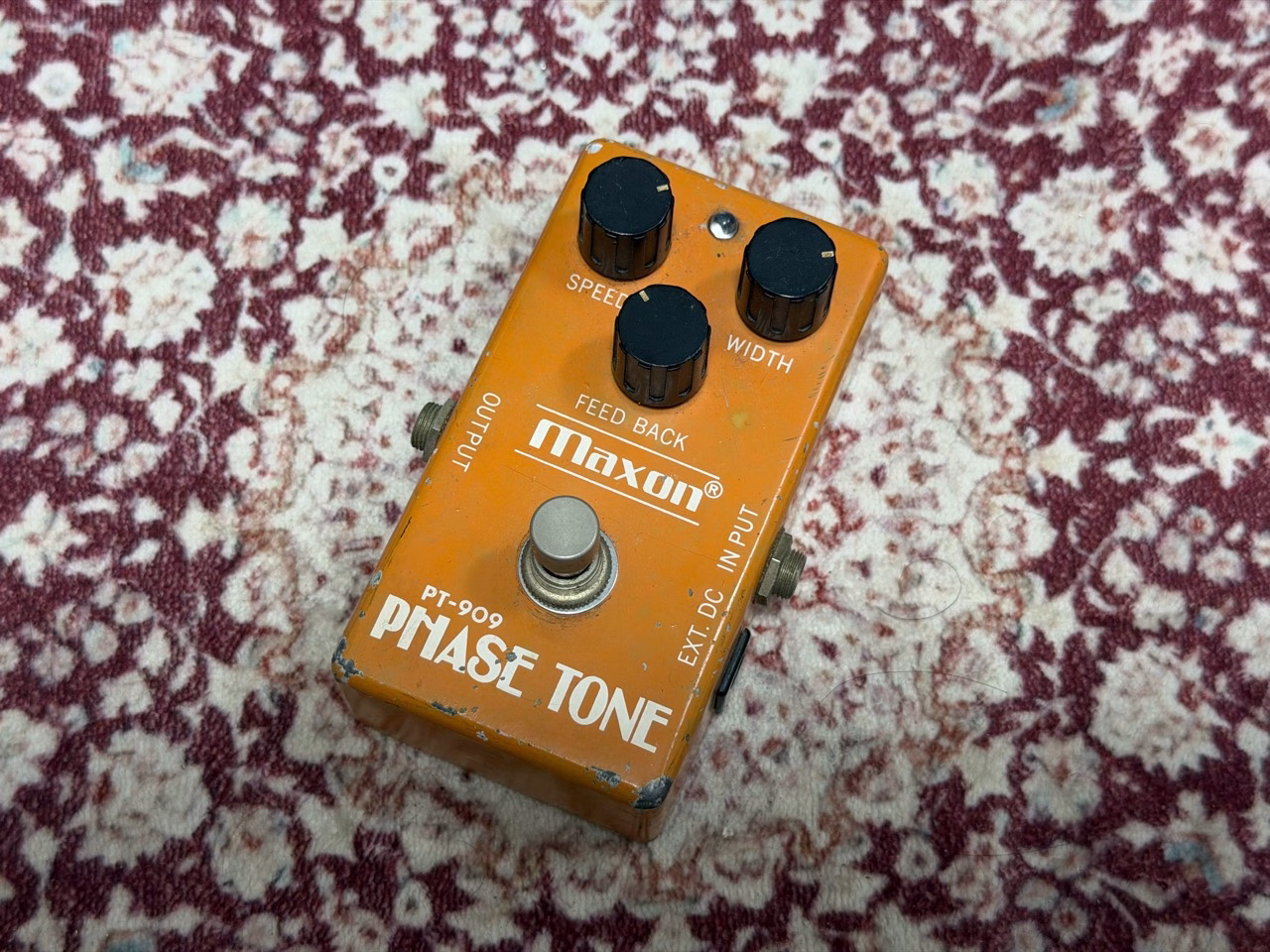 オレンジ色のMaxon PT-909 Phase Toneの外観