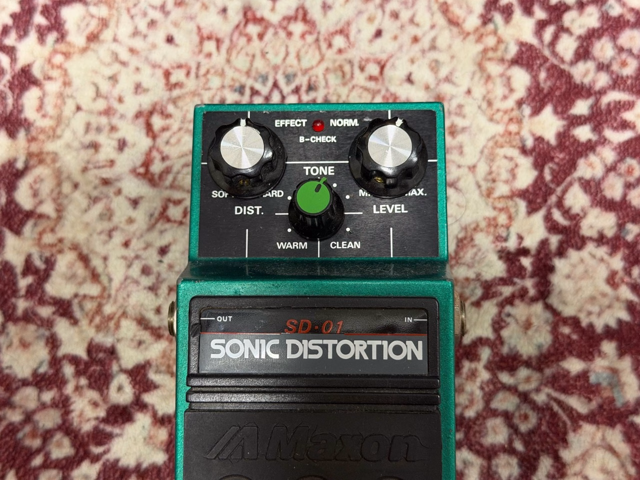 Maxon SD-01のDIST、TONE、LEVELの三つのノブ