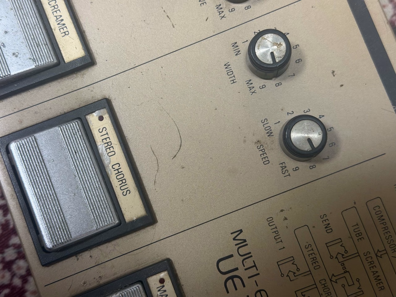 UE300のSTEREO CHORUSセクション。WIDTHとSPEEDの2つのノブ