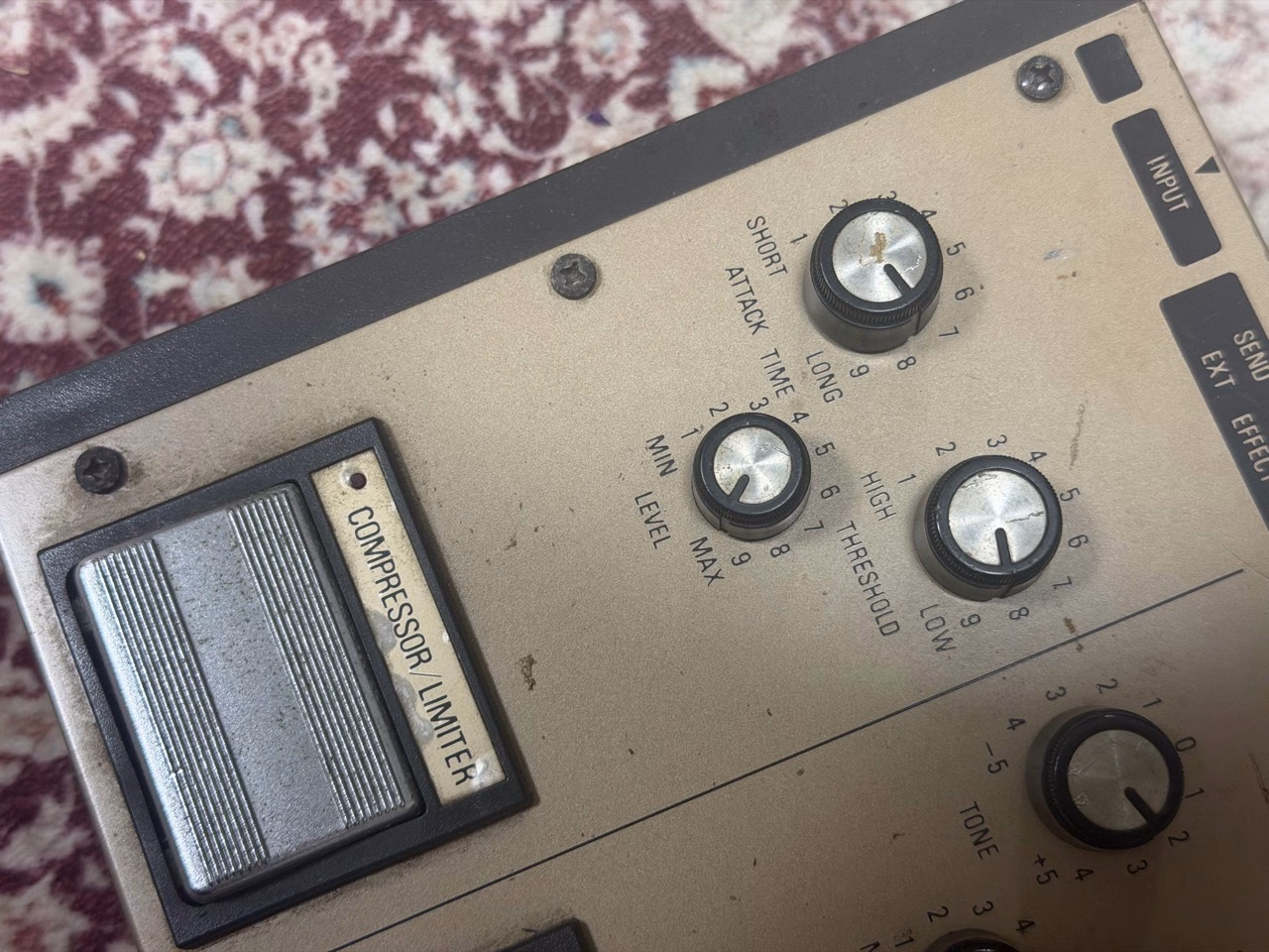 UE300のCOMPRESSOR LIMITERセクション。ATTACK TIME、THRESHOLD、LEVELノブ