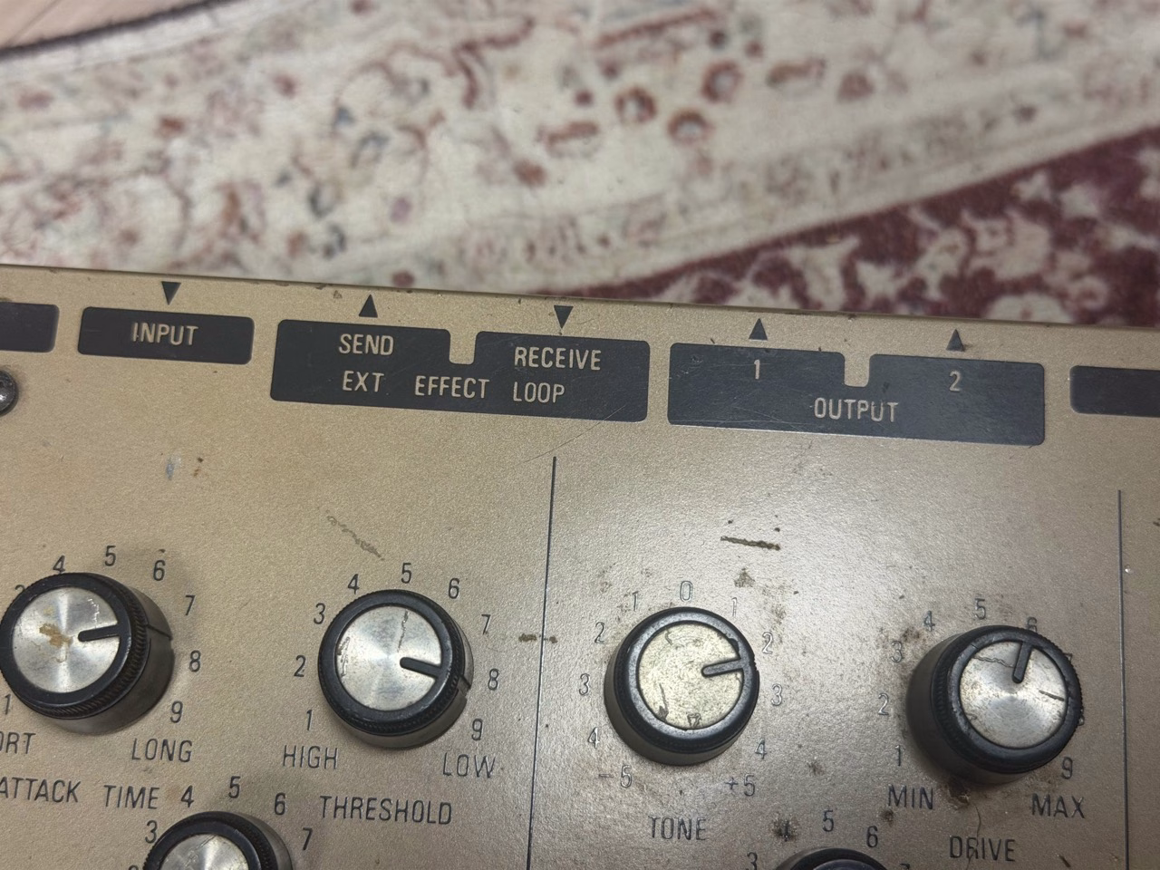 UE300の入出力表記。INPUT、SEND、RECEIVE、OUTPUT 1・2