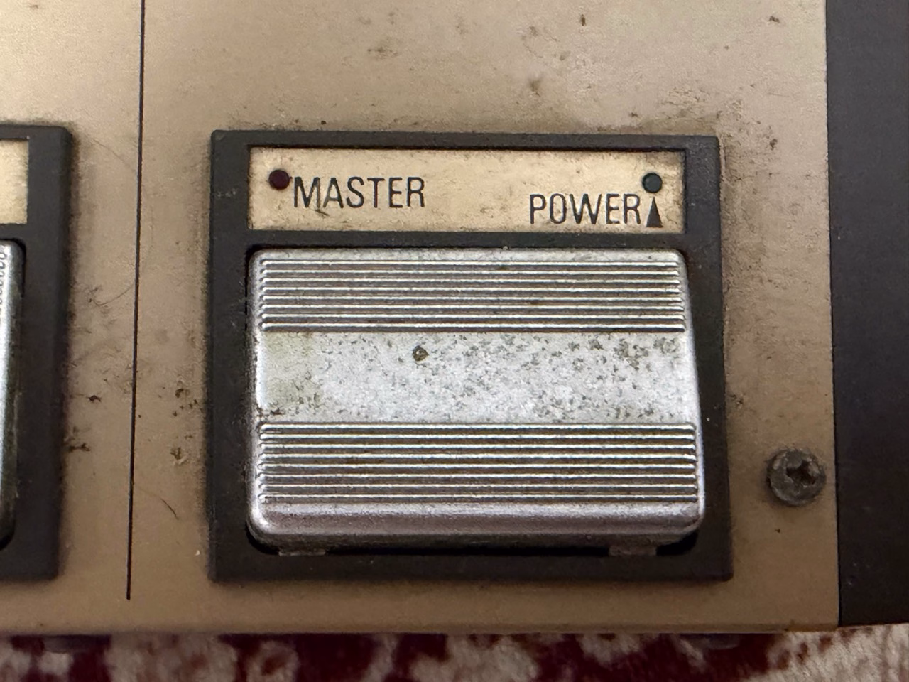 UE300のMASTERスイッチとMASTER・POWER表示灯