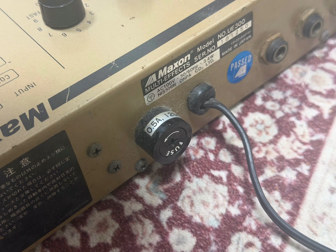 Maxon UE300の背面ラベル。AC100V、50／60Hz、3.4W、MADE IN JAPANの表記と直出し電源コード
