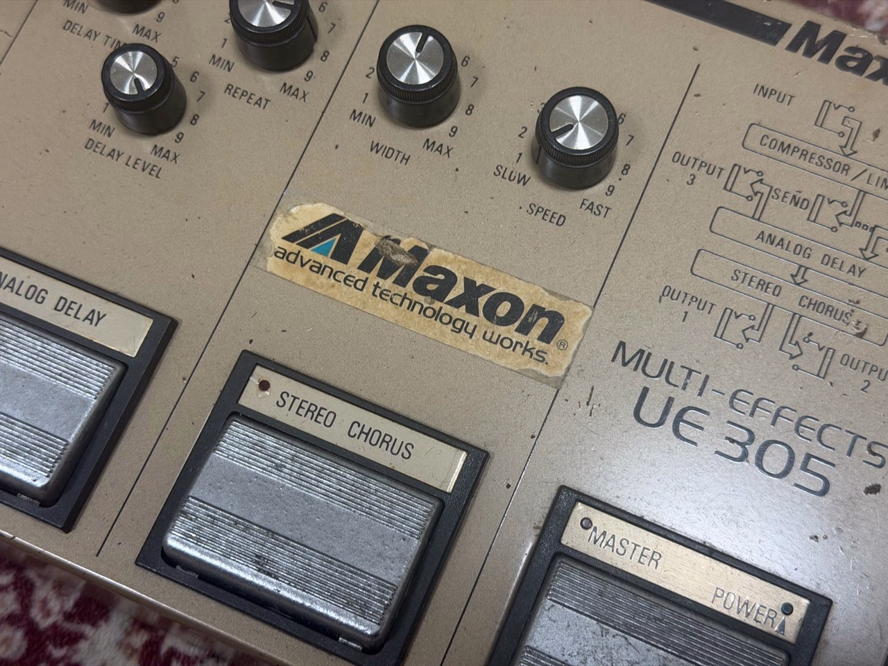 UE305のステレオコーラスのWIDTH・SPEEDノブと、コーラス・マスターのスイッチ