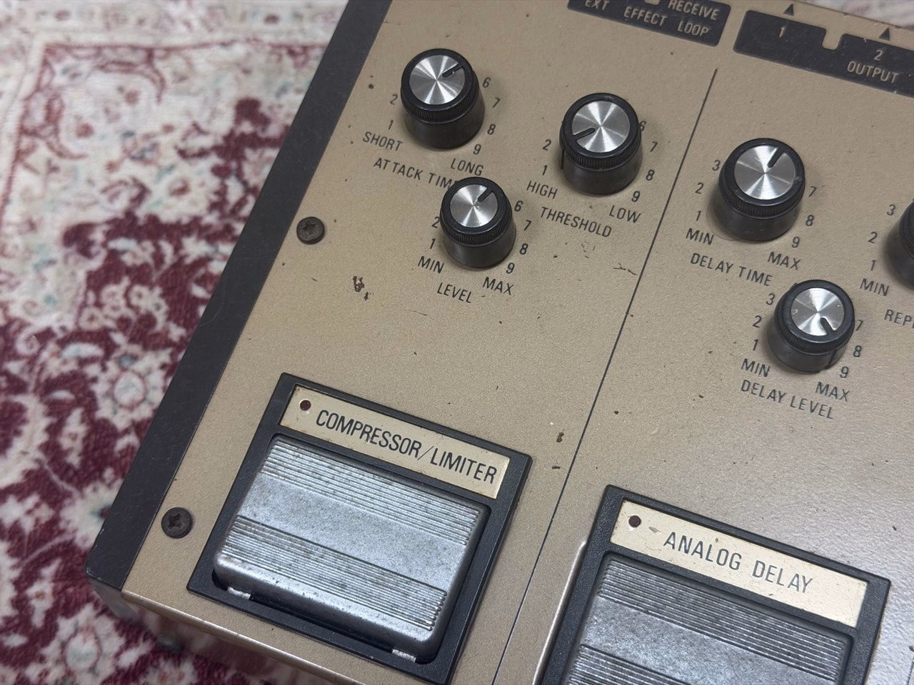 UE305のコンプレッサー/リミッター。ATTACK TIME、THRESHOLD、LEVELの3ノブ