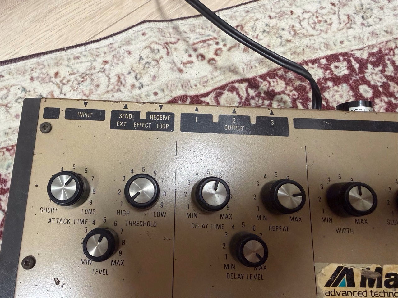 UE305上部のINPUT、SEND、RECEIVE、OUTPUT 1・2・3の表記