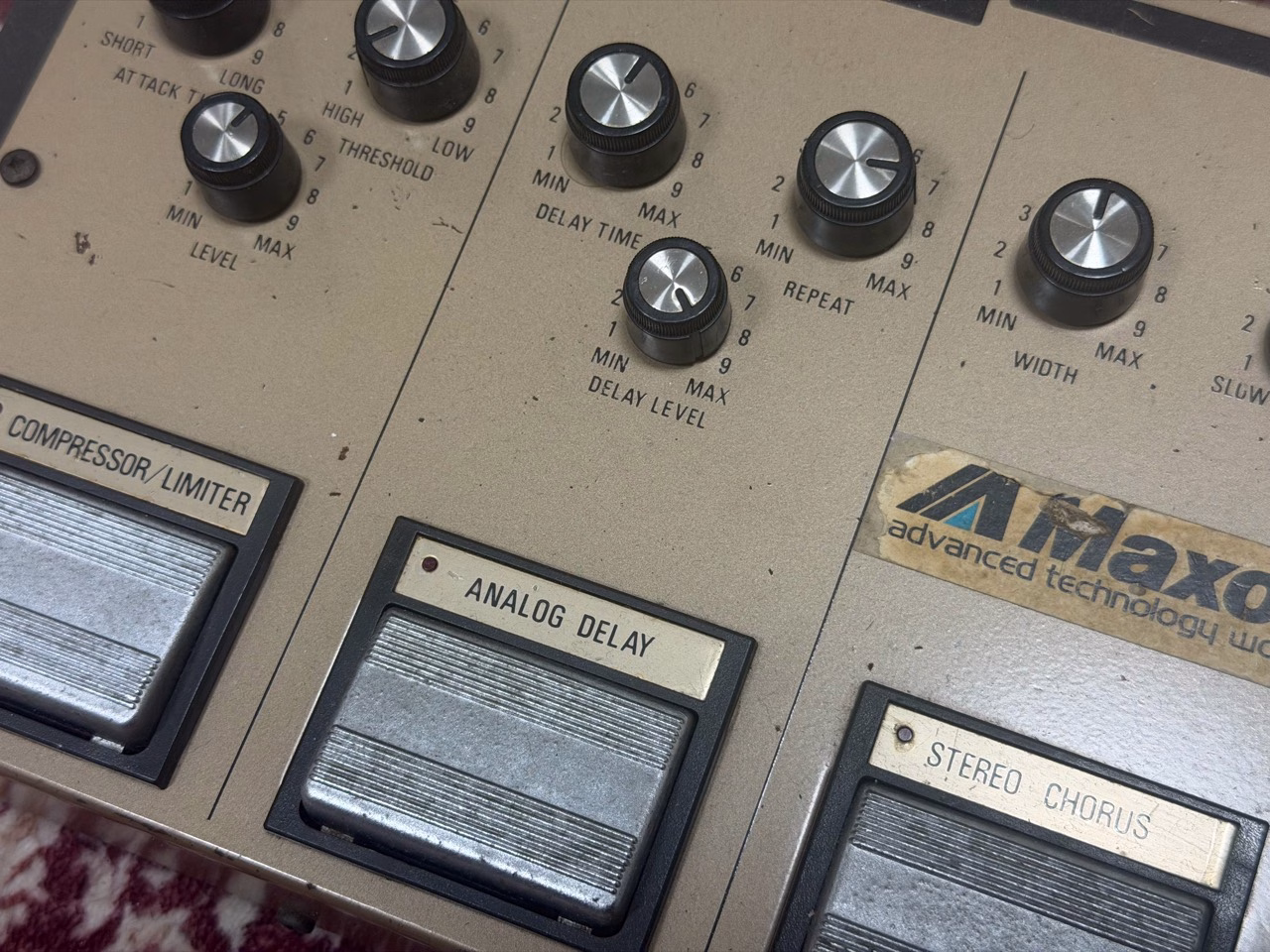UE305のアナログディレイ。DELAY TIME、REPEAT、DELAY LEVELと専用スイッチ
