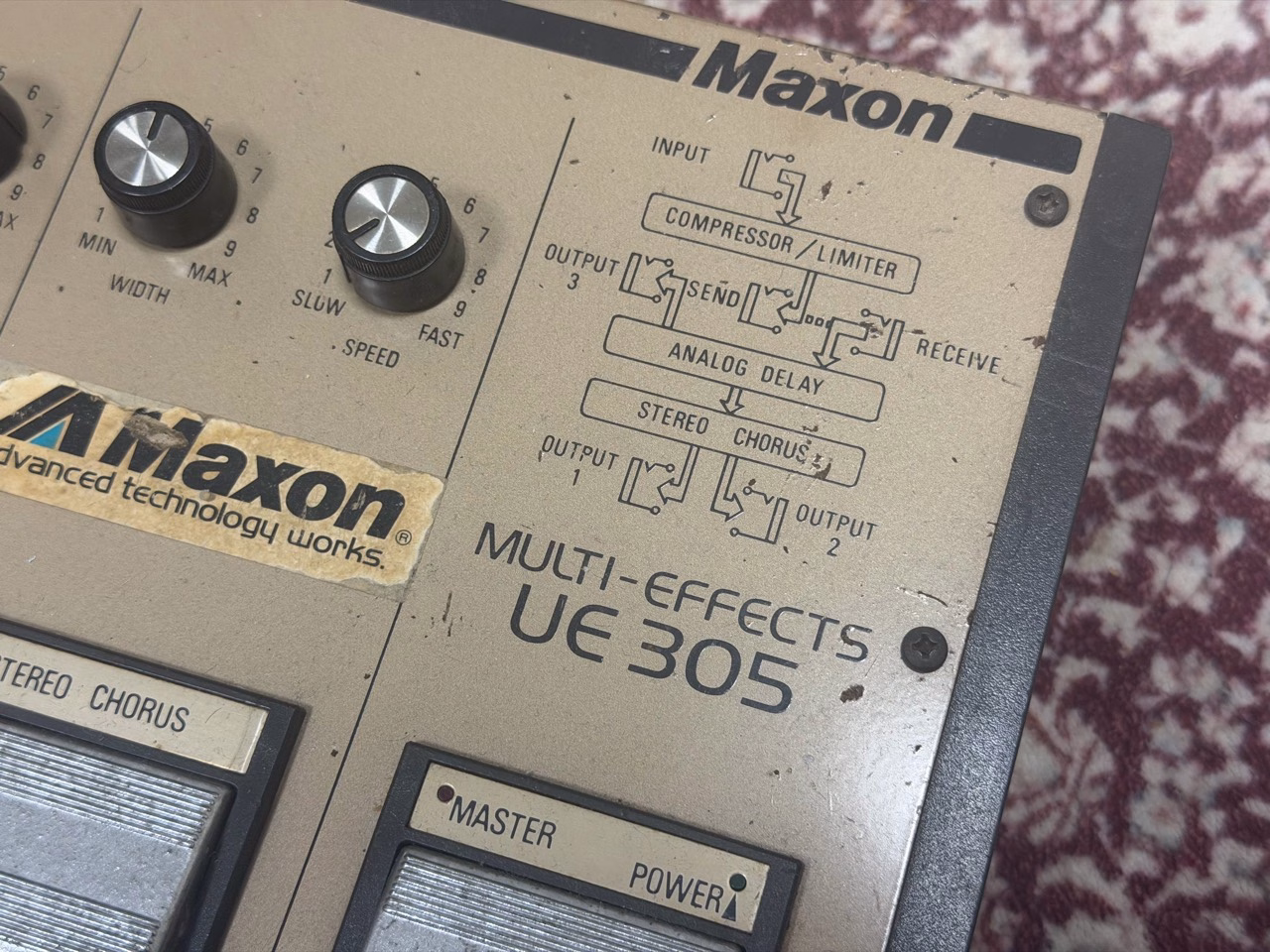 UE305本体に印刷された信号経路図。コンプレッサー、外部ループ、アナログディレイ、ステレオコーラスと出力の配置