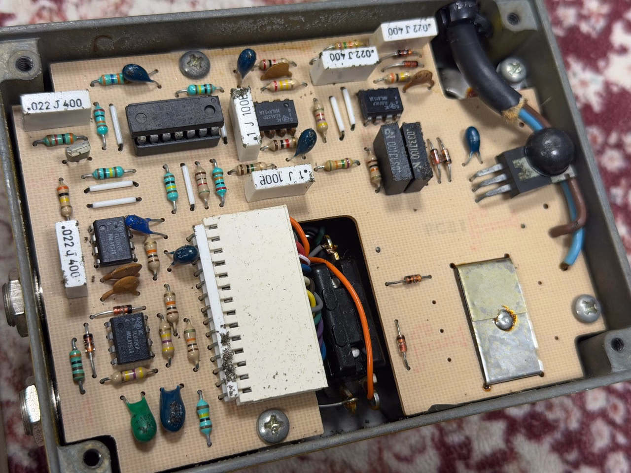 内蔵トランスと多数のICや抵抗を使ったMXR Distortion IIの内部基板