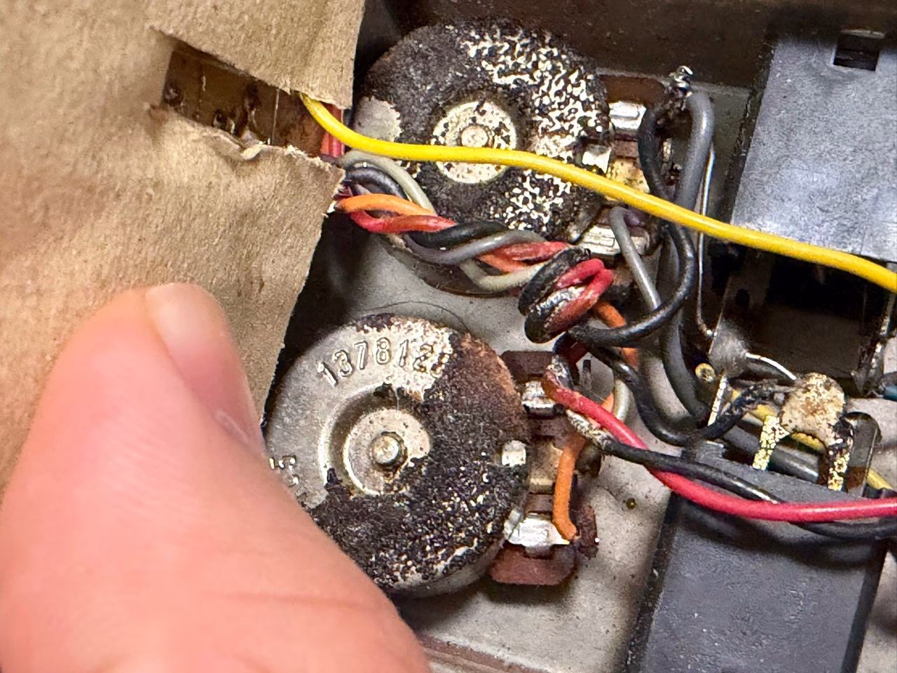 1981年MXR Dyna Comp所有個体の摩耗したポット刻印