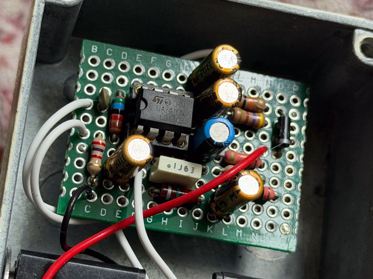 Micro Ampを組み直した内部。ユニバーサル基板に抵抗やコンデンサを配置し、UA741CNをソケットに取り付けている