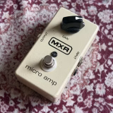 ケースを生かして内部を組み直したMXR Micro Ampの外観。GAINノブとフットスイッチが見える