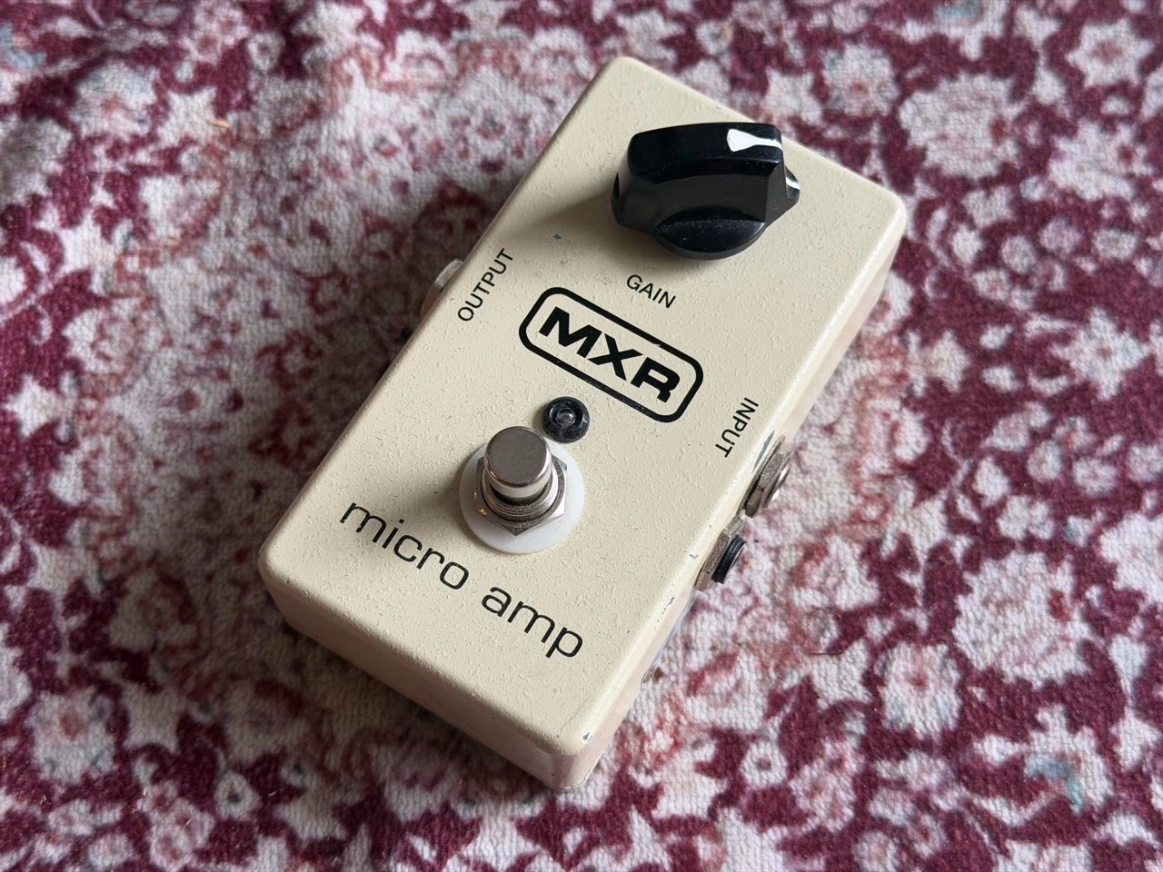 ケースを生かして内部を組み直したMXR Micro Ampの外観。GAINノブとフットスイッチが見える