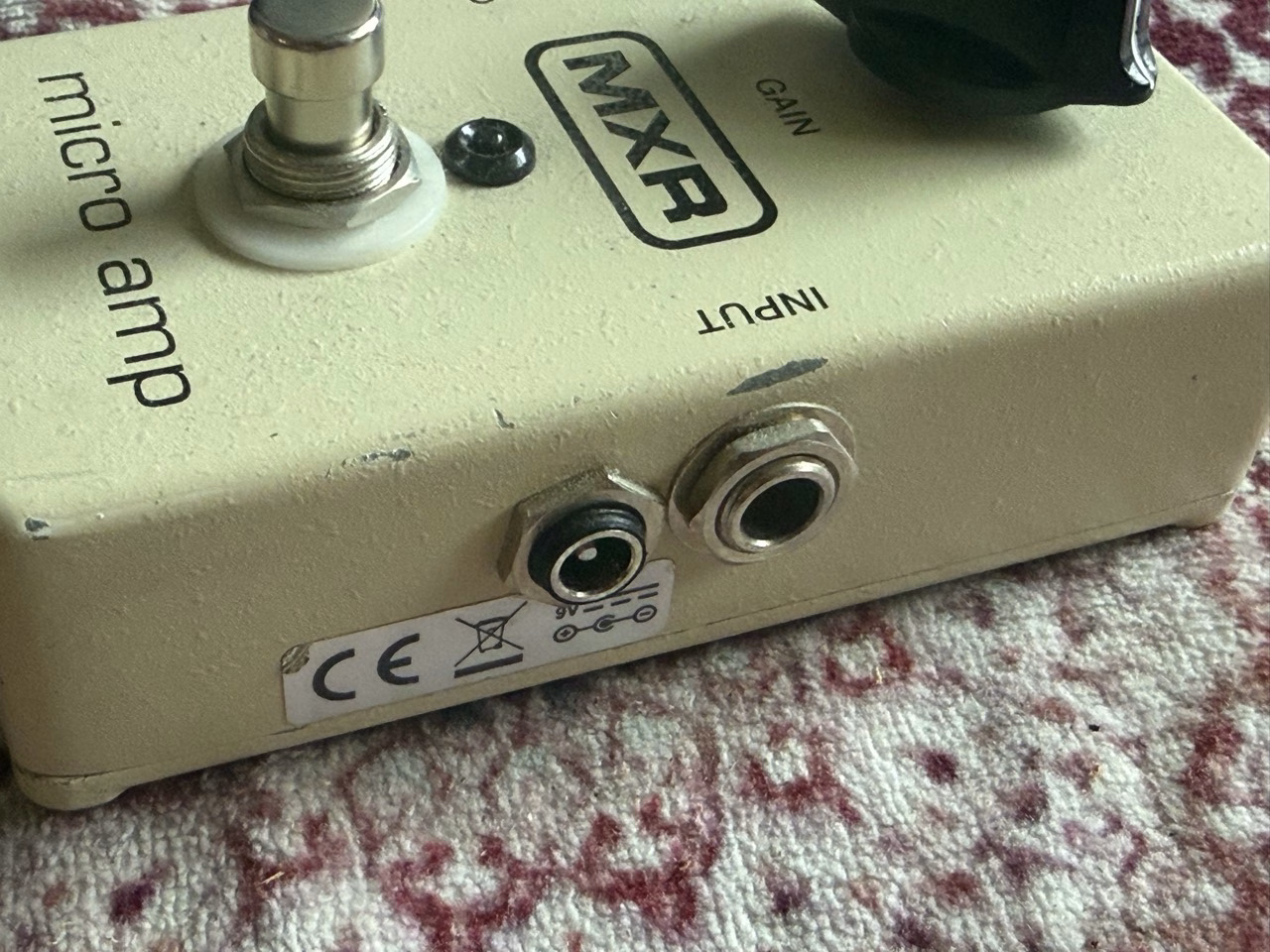 組み直したMicro Ampの側面。入力ジャックとDC電源ジャックが並んでいる