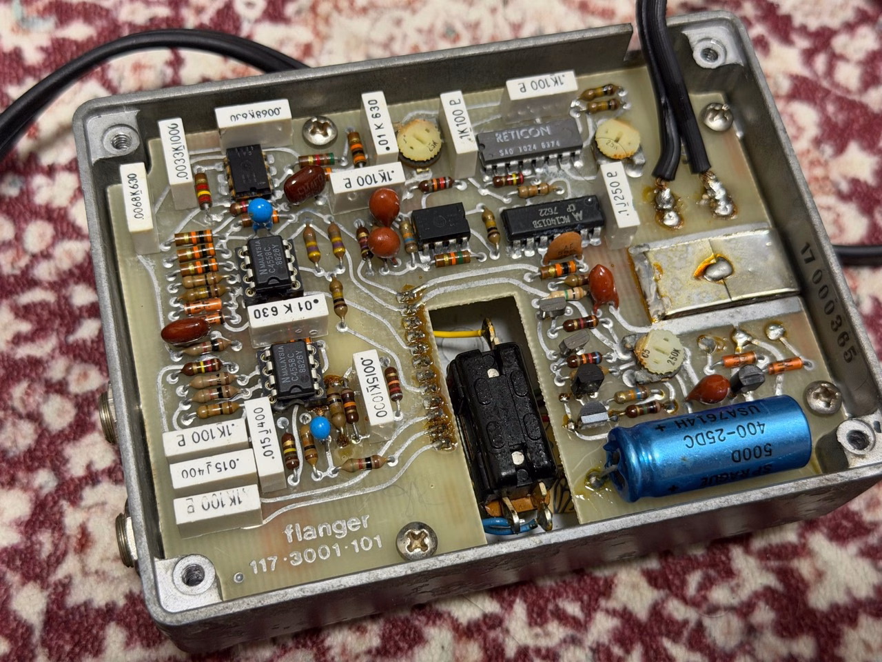 ヴィンテージMXR Flangerの基板全体と内部の電源部