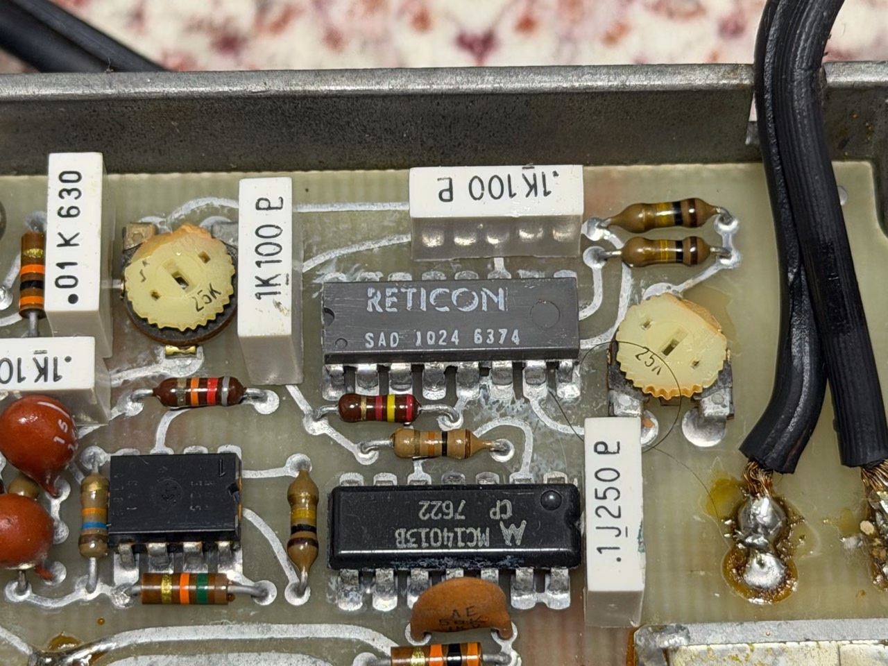 RETICON SAD1024と、その下に実装されたMC14013Bの拡大写真