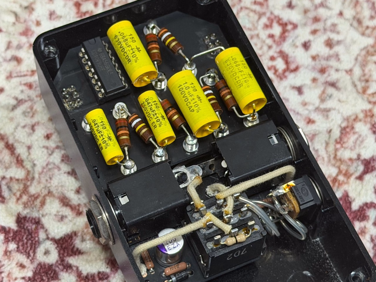 Noel Victoire内部の端子板とMallory 150コンデンサ