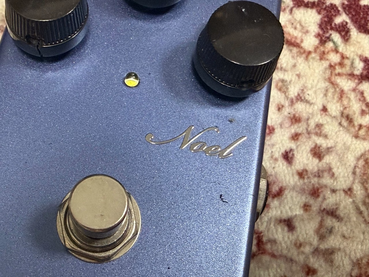 Noel Victoireのロゴとフットスイッチ