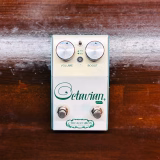 Chicago Iron Octavian Plusの外観。VOLUMEとBOOST、大きな2つのノブと2つのフットスイッチ