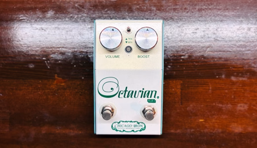 Chicago Iron Octavian Plusの外観。VOLUMEとBOOST、大きな2つのノブと2つのフットスイッチ