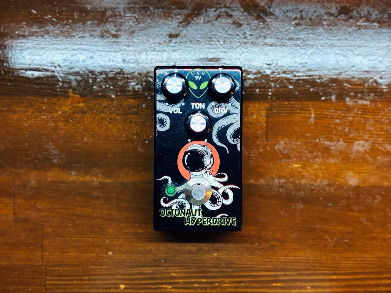 Interstellar Audio Machines Octonaut Hyperdriveの外観と3つのノブ