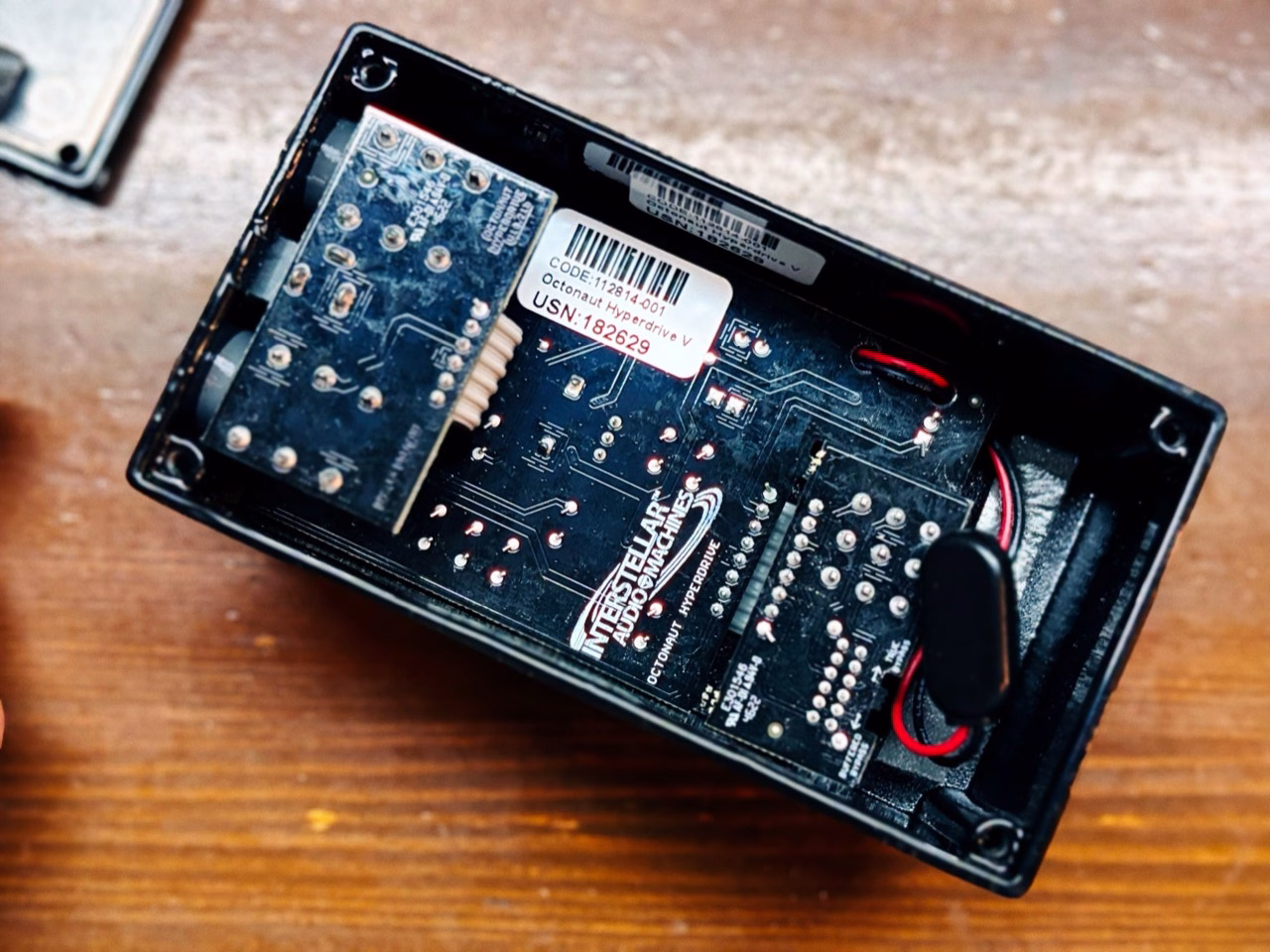 裏蓋を開けたOctonaut Hyperdriveの基板と電池用スナップ