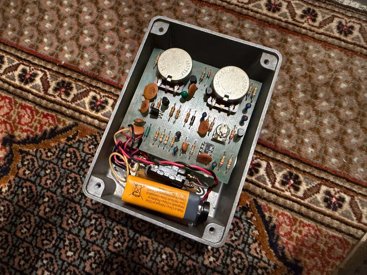 ROSS Compressor所有個体の内部基板と9V電池