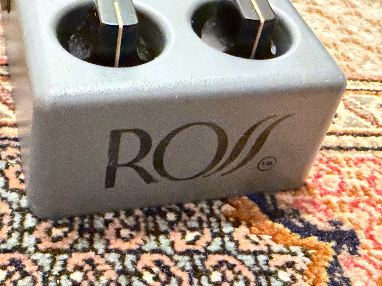 ROSS Compressor所有個体のロゴとグレー筐体