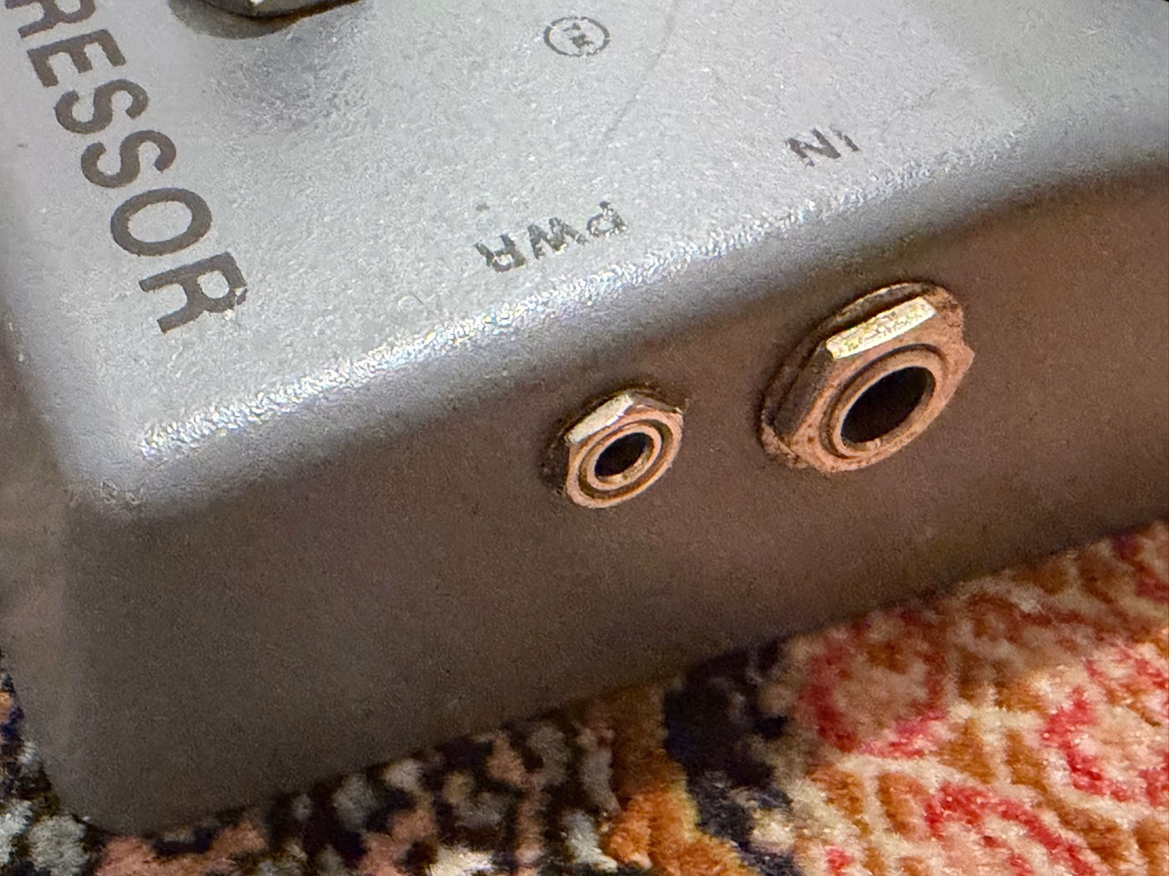 ROSS Compressor所有個体の3.5mm旧規格電源端子