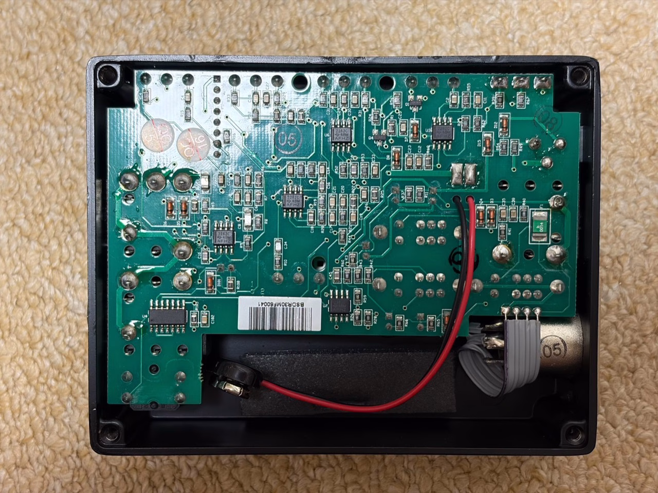 SansAmp Bass Driver DIの内部基板。小型部品とIC、電池用の配線