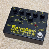 Tech 21 SansAmp Bass Driver DIの旧型。6つのノブと3つの小型スイッチ