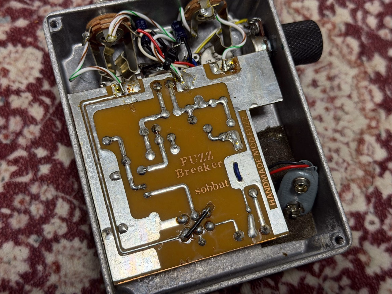 FUZZ Breaker sobbatと印字されたFB-1Rの基板裏面と配線