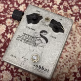 銀色のケースにVOLUMEとFUZZ、High／Lowスイッチを備えたsobbat FB-1R