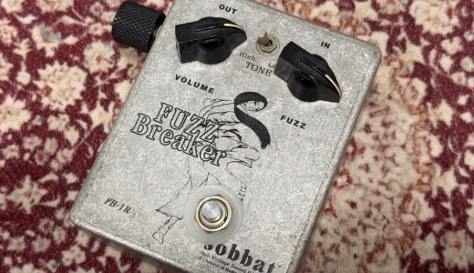 銀色のケースにVOLUMEとFUZZ、High／Lowスイッチを備えたsobbat FB-1R