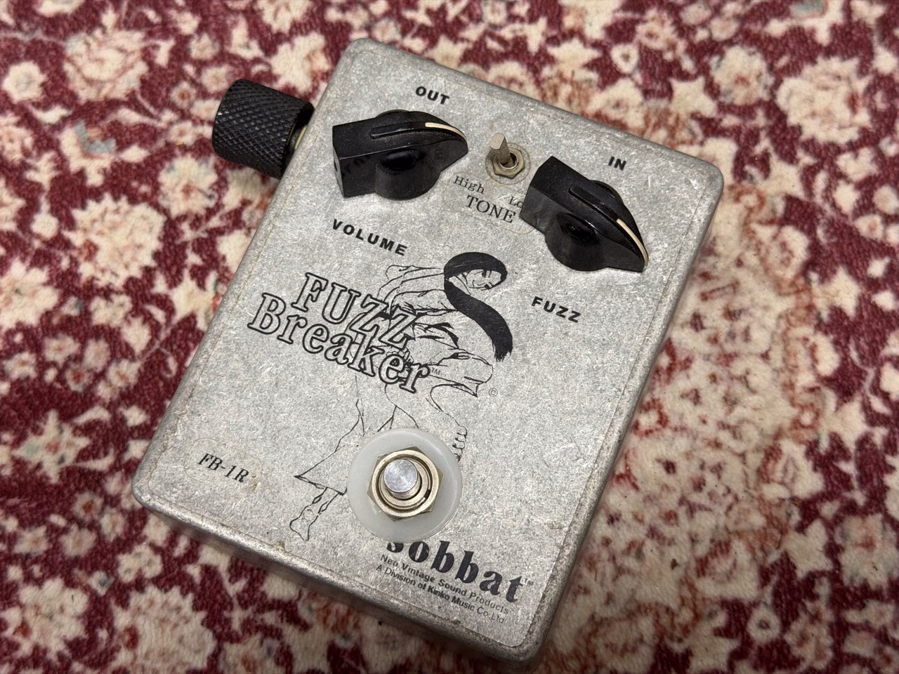 銀色のケースにVOLUMEとFUZZ、High／Lowスイッチを備えたsobbat FB-1R