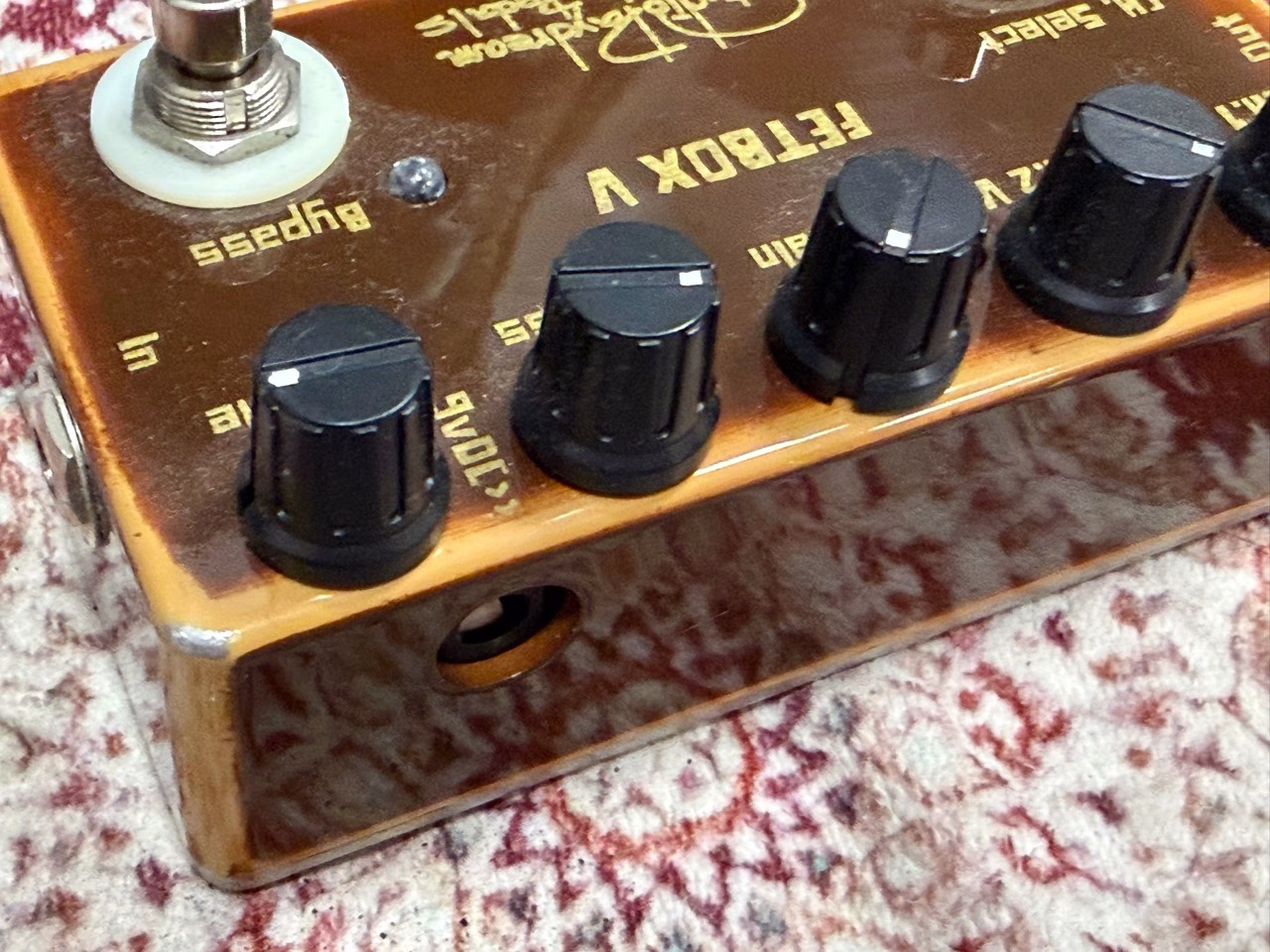 Studio Daydream FETBOX Vの5つのノブと9V電源端子