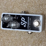 Xotic SP Compressorの外観。VOLUME、BLENDと3段階の切り替えスイッチ