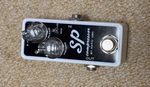 Xotic SP Compressorの外観。VOLUME、BLENDと3段階の切り替えスイッチ