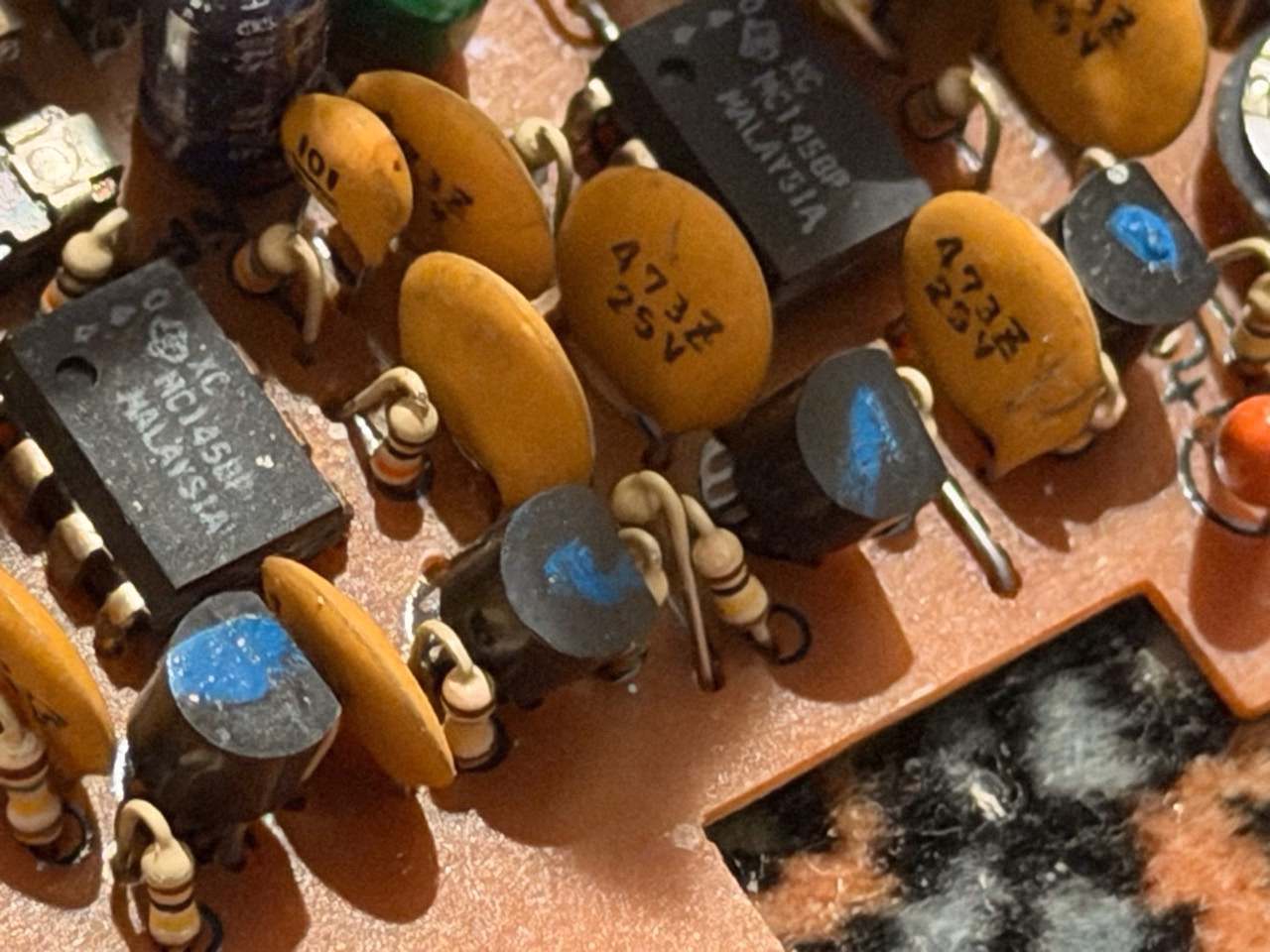 PT-909の基板上に並ぶ青い印の付いた四つの部品